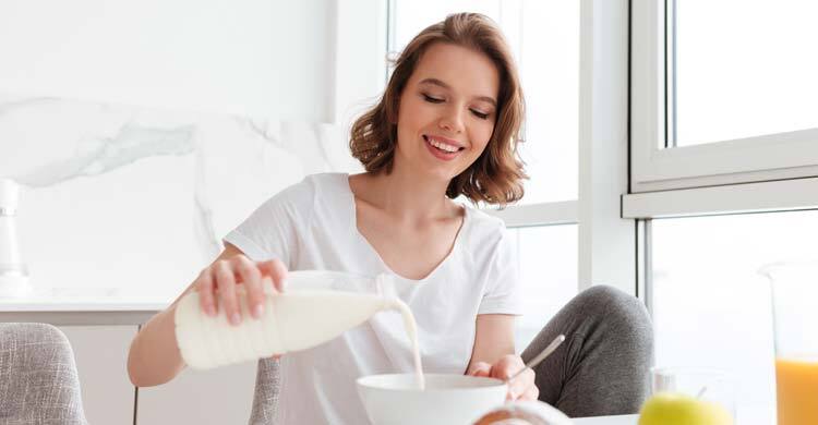 সকালে খালি পেটে দুধ খেলে কী হয়