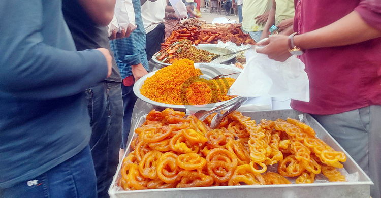 ইফতারিতে ভাজাপোড়া বাড়ায় হৃদরোগ-ফ্যাটিলিভারের ঝুঁকি