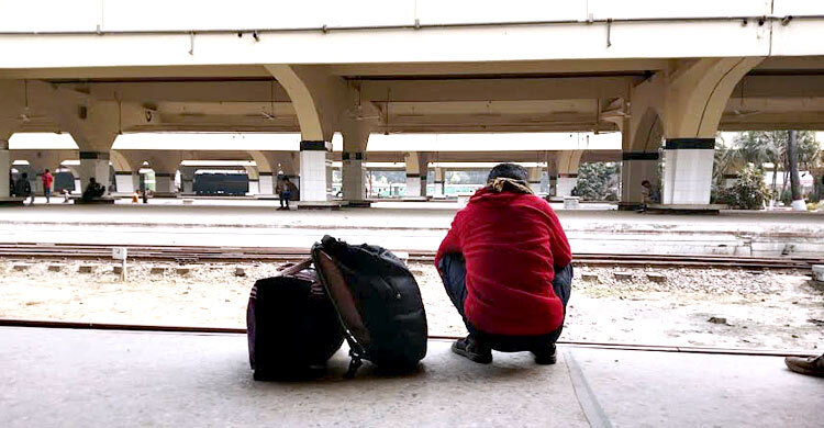কমলাপুর স্টেশন ফাঁকা, ট্রেনের টিকিটে বাসে চড়ছেন অনেকে