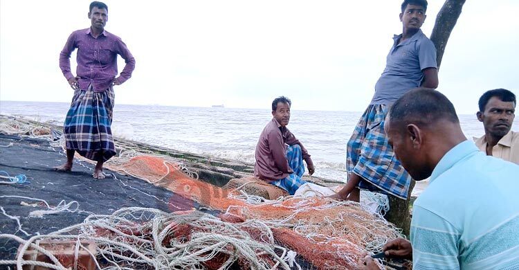 সাগরে মাছ কমেছে, মিলছে না মাছ ধরা বন্ধের সুফল