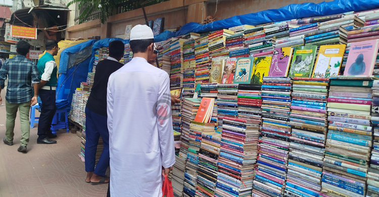 ফুটপাতজুড়ে দেশি-বিদেশি বইয়ের ভান্ডার