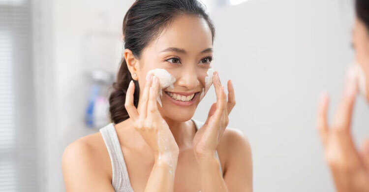 সাবান দিয়ে মুখ পরিষ্কার করলে কী হয় জানেন?