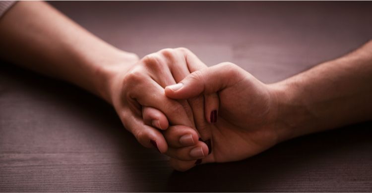 সঙ্গীর হাত ধরুন সাবধানে