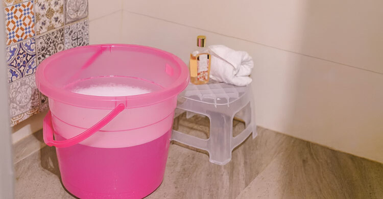 প্লাস্টিকের বালতি ও মগ পরিষ্কার করার সহজ ঘরোয়া উপায়