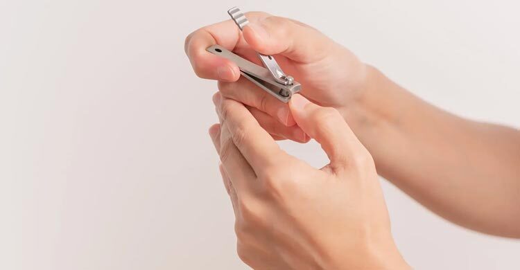 নখ কাটার সময় যে ভু্ল বিপদ ডেকে আনতে পারে