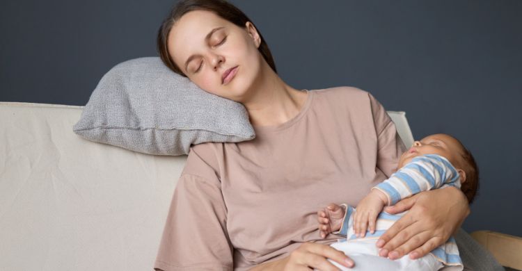 নতুন মা প্রায় ৫০% গভীর ঘুম হারায়, এর প্রভাব জানেন কি