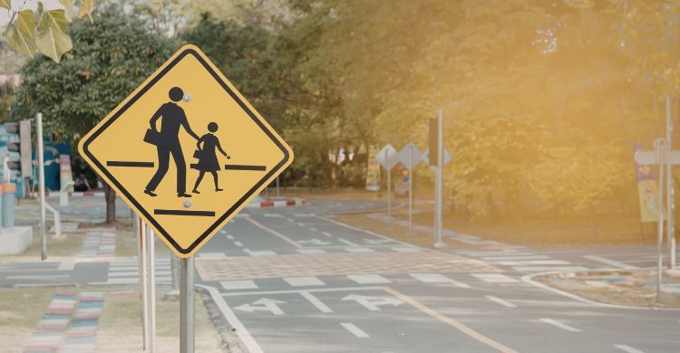 কোন বয়সে কীভাবে সন্তানকে ট্রাফিক সচেতন করবেন