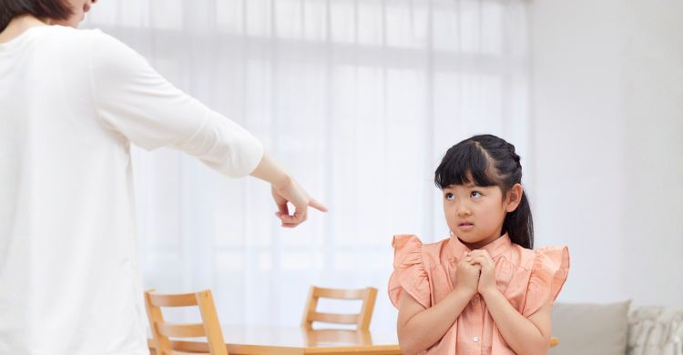 শিশুকে চিৎকার করে বকাবকি করলে কী হয় জানেন?