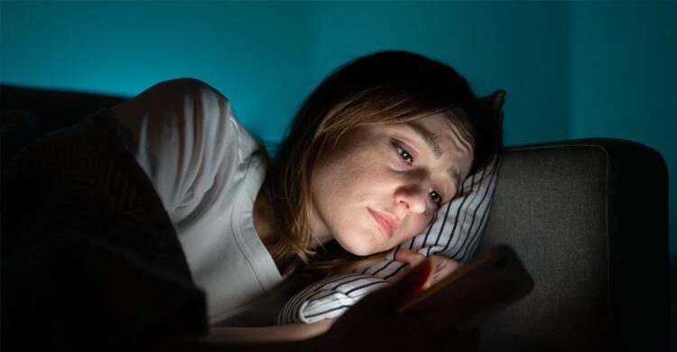 রমজানে রাত জেগে ফোন ব্যবহারে অনিদ্রা বাড়তে পারে