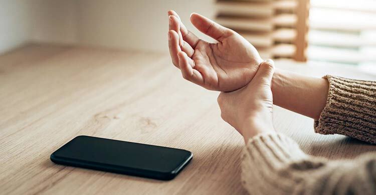 মোবাইল ব্যবহারে আঙুলে ব্যথা, ৫ সহজ ব্যায়াম