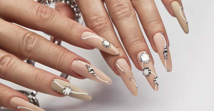 স্টিক-অন নেলসে মিনিটেই পান নখের ট্রেন্ড লুক