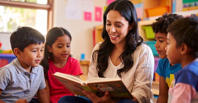 সন্তান বইয়ে আগ্রহ পায় না? জোর না করে এই কৌশলগুলো কাজে লাগান