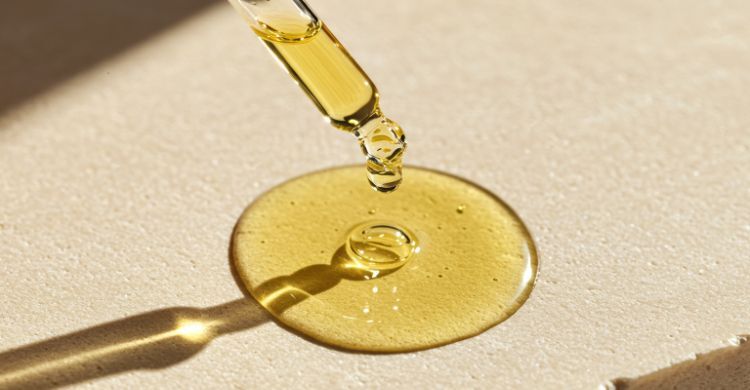 চুলের রুক্ষতা এড়াতে কিসের তেল ব্যবহার করবেন