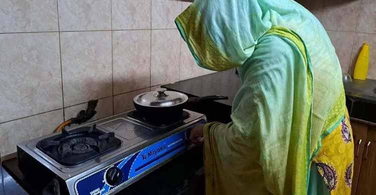 ‘গ্যাস নিয়ে ঝামেলায় আছি, রান্না করতে গেলে মেজাজ খারাপ হয়’