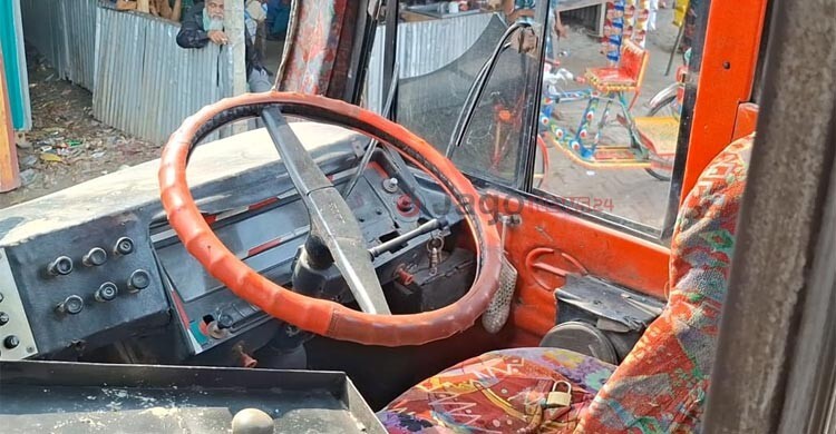 ব্রেক চাপলেও যে কারণে থামেনি পদ্মায় ডোবা বাসটি