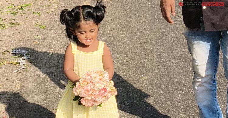 ১ টাকার গোলাপ হাতে ছোট্ট শিশু মাহাবি