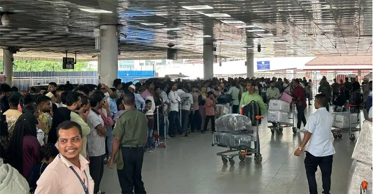নির্দেশনা আছে বাস্তবায়ন নেই, শাহজালালে যাত্রীর স্বজনের জটলা ঠেকাবে কে?