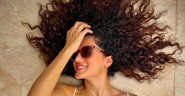 শীতে কোঁকড়া চুলে চাই বাড়তি যত্ন