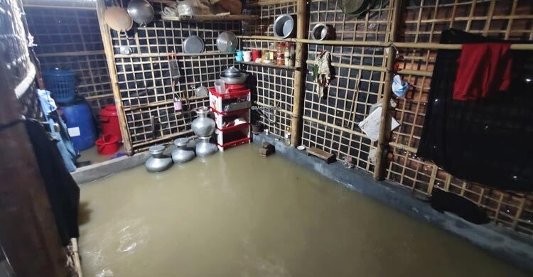 ভারি বৃষ্টিতে রোহিঙ্গাদের বসতঘরে ঢুকেছে পানি