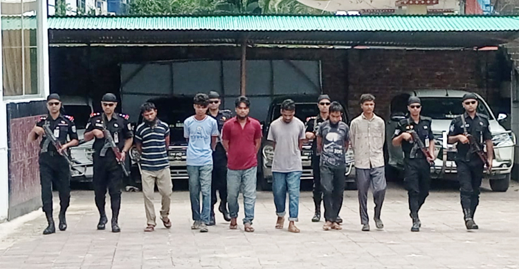 গোলাবারুদসহ আরসার সামরিক কমান্ডার আটক