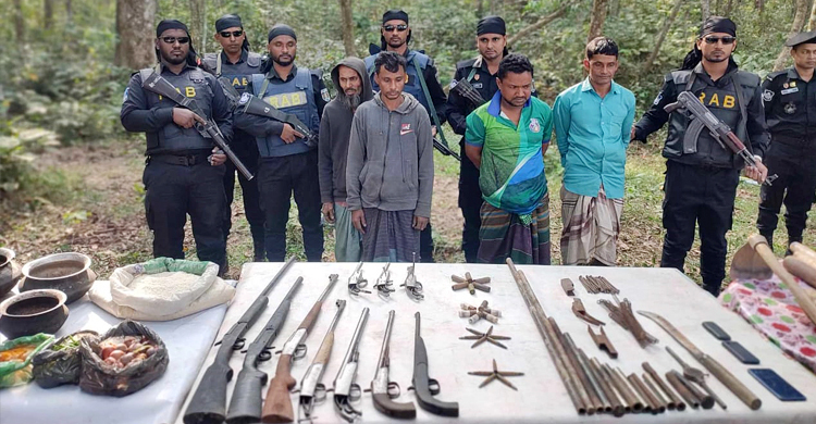 কক্সবাজারে গহিন বনে অস্ত্র তৈরির কারখানা, ৪ কারিগর গ্রেফতার