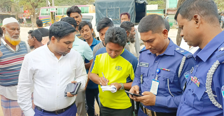 নৌকা প্রার্থীর পক্ষে রঙিন ব্যানার, জরিমানা গুনলেন ব্যবসায়ী