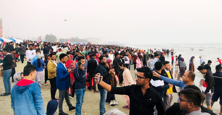 পর্যটক খরা কাটিয়ে চেনা রূপে সৈকত