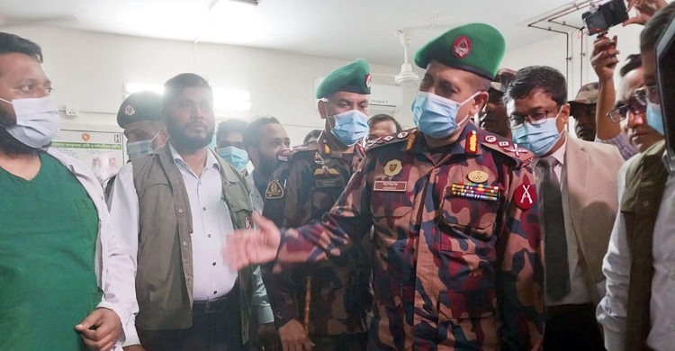 বিজিপি সদস্যদের দেখতে হাসপাতালে বিজিবি মহাপরিচালক