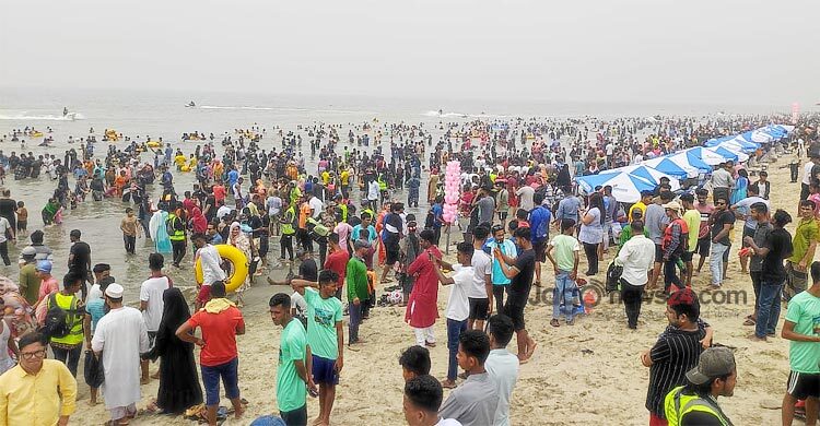 কক্সবাজারে গরম উপেক্ষা করে বিপুল পর্যটক সমাগম