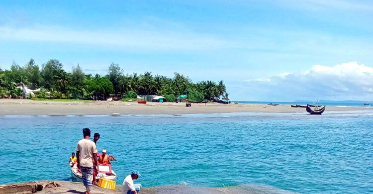 চারদিন পর খাদ্যসামগ্রী নিয়ে সেন্টমার্টিন গেলো দুই ট্রলার