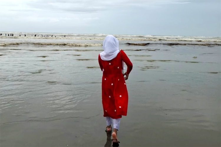 মনকে প্রশান্তি দিতে সমুদ্রসৈকতে একদিন