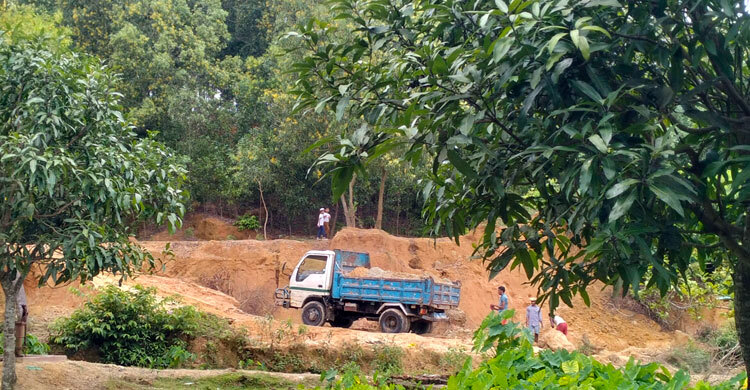 উখিয়ায় দিনদুপুরে পাহাড় কাটার মহোৎসব