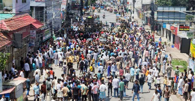 কক্সবাজারে নদীপাড়ে গড়ে ওঠা স্থাপনা উচ্ছেদ অভিযানে বাধা-অবরোধ