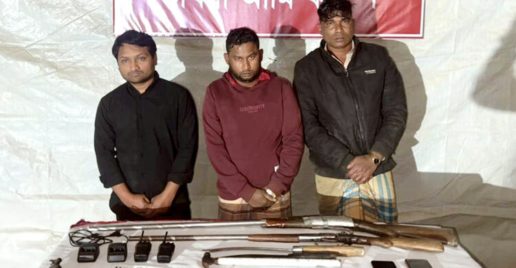 উখিয়ায় যৌথবাহিনীর অভিযানে অস্ত্র-গোলাবারুদসহ আটক ৩