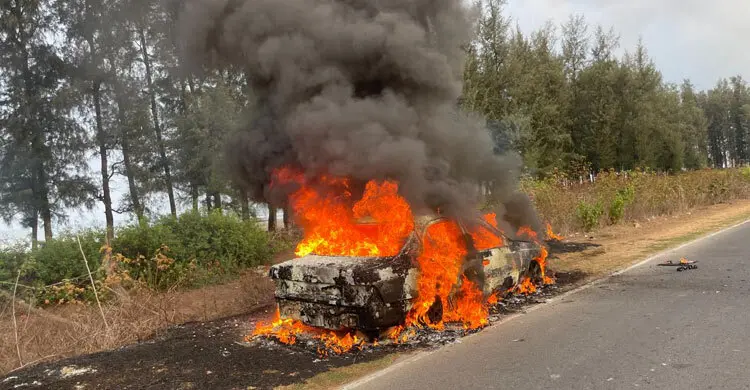 টেকনাফ মেরিন ড্রাইভে গ্যাস সিলিন্ডার বিস্ফোরণ, প্রাইভেটকারে আগুন