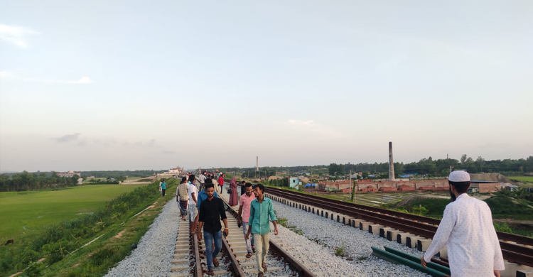 কক্সবাজারের পর্যটনস্পটগুলোতে দর্শনার্থীর ভিড়