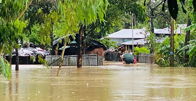 মহাসড়কে কোমরসমান পানি, দুর্ভোগে ৫-৬ লাখ মানুষ