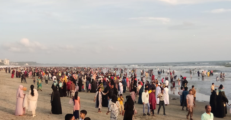 কক্সবাজারের পর্যটনস্পটগুলোতে দর্শনার্থীর ভিড়