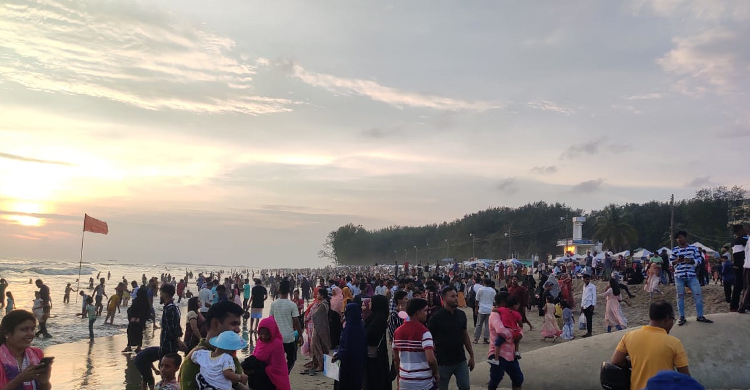 কক্সবাজারে পর্যটকদের ভিড়