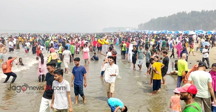 কক্সবাজারে গরম উপেক্ষা করে বিপুল পর্যটক সমাগম