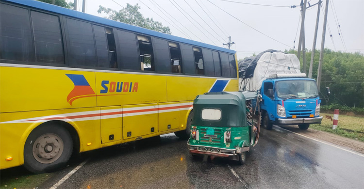 বৃষ্টিতে পিচ্ছিল সড়কে তিন দুর্ঘটনা, আহত ৫০