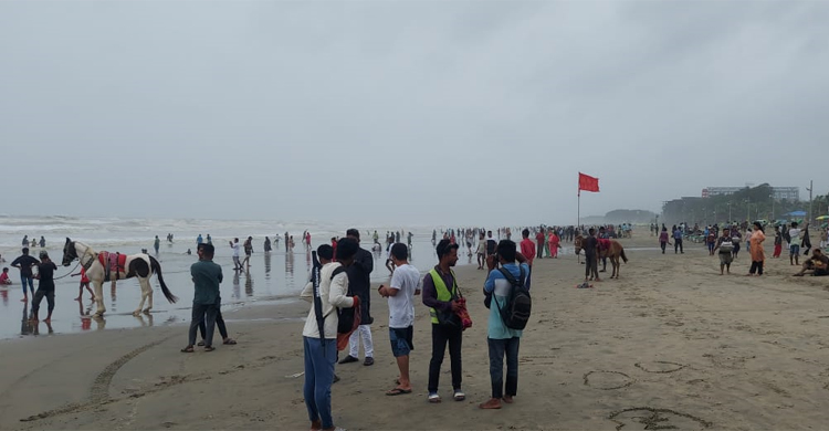 দুর্যোগ পরিস্থিতি দেখতে সৈকতে পর্যটক-উৎসুক জনতার ভিড়