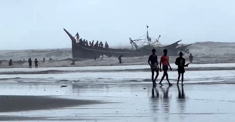 কক্সবাজার সৈকতে ভেসে এলো মাঝিবিহীন ফিশিং ট্রলার