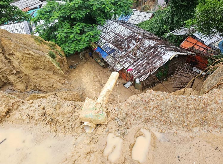 ভারী বৃষ্টিতে রোহিঙ্গা ক্যাম্প প্লাবিত-পাহাড়ধস