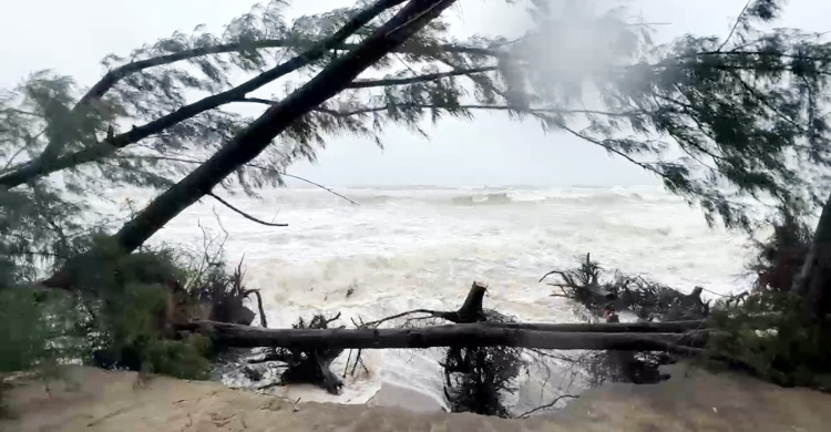 বৈরী আবহাওয়ায় সাগর উত্তাল