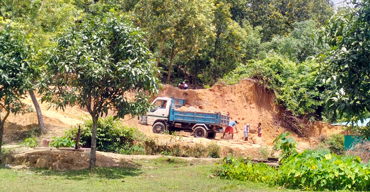 উখিয়ায় দিনদুপুরে পাহাড় কাটার মহোৎসব