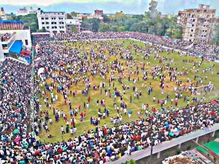 ধারণক্ষমতার পাঁচগুণ টিকেট বিক্রি, খেলা না হওয়ায় ভাঙচুর-অগ্নিসংযোগ