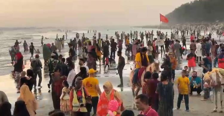 পর্যটকে মুখর কক্সবাজার সৈকত