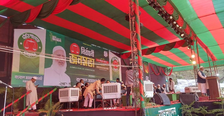 কক্সবাজারে জামায়াত আমিরের অপেক্ষায় কানায় কানায় পূর্ণ সমাবেশ মাঠ