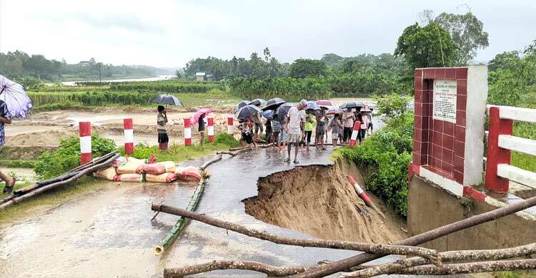 রামুতে সেতুর অ্যাপ্রোচে ভাঙন, যোগাযোগ বিচ্ছিন্নের আশঙ্কা